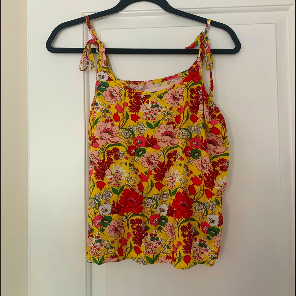 Flowy, adjustable straps